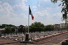 Photographie en couleur d'un cimetière.