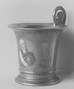 Tasse Jasmin, manufacture de Sèvres, ornée du portrait de Louis XVIII d'après Isabey, New York, Metropolitan Museum of Art.