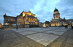 Gendarmenmarkt wi Französischer Dom an Konzerthaus