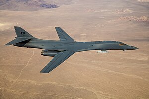 Amerika Birleşik Devletleri Hava Kuvvetleri'ne ait bir Rockwell B-1 Lancer, Kaliforniya'daki Edwards Hava Üssü civarında uçuyor (19 Kasım 2020)