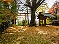 戒場神社鳥居（左） 戒長寺鐘楼門（右）