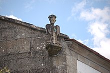 Reloxo de sol Antropomorfo en Melón, nunha casa a carón da casa consistorial.