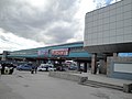 位於新西伯利亞地鐵橋邊的河岸站（英语：Rechnoy Vokzal (Novosibirsk Metro)）外觀