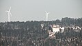 Vue du sommet avec des éoliennes.