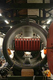 Particolare della locomotiva: camera a fumo aperta, con vista degli elementi del surriscaldatore, dell'eiettore Kylchap e del camino. Officina dell'A1 Steam Locomotive Trust, 2008