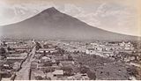 Vista de la ciudad y del Volcán de Agua en 1875.