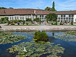 Brunnen vor der Orangerie und dem Langen Haus