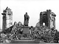 Kip reformatorja Martina Luthra v ruševinah po drugi svetovni vojni