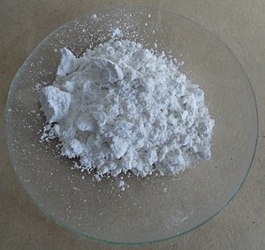 Calcium_oxide_powder.JPG