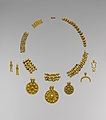 Les perles composant le collier et les pendentifs symbolisant des divinités trouvés dans le « trésor de Dilbat », daté de la fin de la période paléo-babylonienne. Metropolitan Museum of Art.