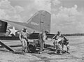 Un M3 37 mm siendo descargado de un avión de transporte durante una demostración militar en Fort Bragg.