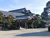 毛利公爵家の本邸だった和館。大正5年竣工。現在は毛利博物館（山口県防府市）。邸内には神代杉や神代欅といった伝統的良材だけでなく、鉄筋コンクリートやトタンなど当時の最先端建材が大量に用いられ、邸内の電力はすべて自家発電、湯殿には給湯施設、各部屋はインターホンで結ばれるなど、和風建築と最新技術が融合した建築物[188]。重要文化財[189]。