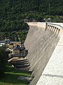 Le parement aval du barrage.