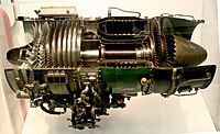 חתך של מנוע J-85. ניתן לראות את המדחס בעל 8 הדרגות, תאי הבערה, הטורבינה ביציאה הכוללת שתי דרגות (טל"ג וטל"נ) ואת הציר הראשי המחבר בין הטורבינה למדחס.