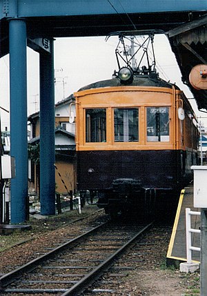 五泉駅に停車するモハ61形電車（1998年3月）