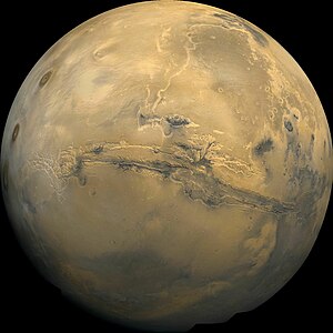 Mars fotoğrafının tam ortasındaki devasa kanal, Valles Marineris kanyon oluşumunu göstermektedir. (Üreten: NASA)