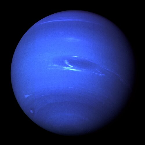 Изображение Нептуна, полученное Вояджером-2 в августе 1989 года. В центре фото видно Большое тёмное пятно