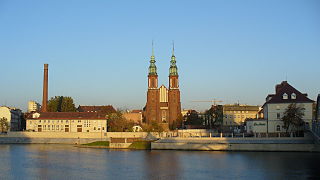 La catedral de Opole frente al río