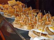 Pinchos auf der Theke,