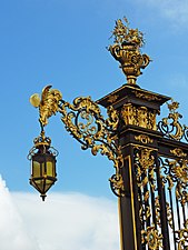 Pozlačen steber iz litega železa na Place Stanislas v Nancyju v Franciji avtor Jean Lamour (1750–58)