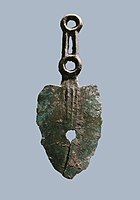 Bronasto orodje halštatske kulture, morda zgodnja britvica, tri krožne luknje na ročaju in telo rezila kažejo na možnost, da bi se lahko uporabilo tudi za zapenjalo za glavo sulice.