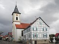 Katholisch Kirche mit altem kath. Schualhaus