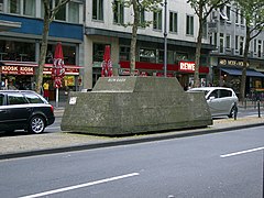 Skulptur Ruhender Verkehr Koeln2007.jpg