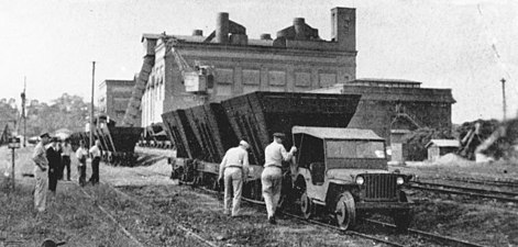 Jeep shunting empty coal hoppers, World War II