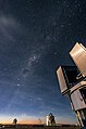 Cahaya bulan bersinar di langit dekat Very Large Telescope.