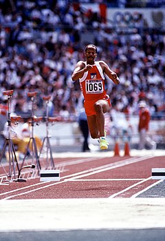 Willie Banks vuoden 1988 olympialaisisten kolmiloikkakilpailussa.