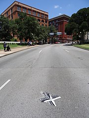 Chữ "X" sơn màu trắng đánh dấu vị trí mà phát đạn chí tử trúng Kennedy ở Elm Street, Dealey Plaza