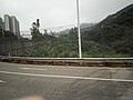 梧桐山盘山公路路牌及深港边境铁丝网，对面乃香港边界禁区