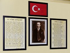 Okullarda ve kamu kurumlarında yer alan Türk bayrağı, İstiklâl Marşı, Atatürk portresi ve Gençliğe Hitabe