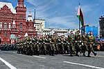 2015 yılındaki Moskova Zafer Günü Geçit Töreni'nde bayrak taşıyan Belarus askerleri