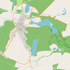 Mapa konturowa Człopy, na dole znajduje się owalna plamka nieco zaostrzona i wystająca na lewo w swoim dolnym rogu z opisem „Jezioro Racze”