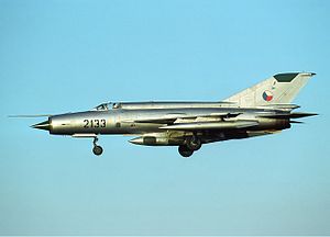 Československý MiG-21R během letu. Kontejner pod trupem nese průzkumné vybavení, 1991.