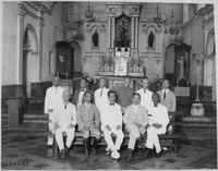 El General Aguinaldo -sentado en el centro- y diez de los delegados de la primera asamblea que aprobó la Constitución, en la Iglesia de Nuestra Señora del Monte Carmelo, Malolos -8 de diciembre de 1929-.