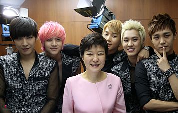 Pojkbandet MBLAQ med Sydkoreas tidigare president Park Geun-hye.