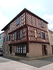 Maison à colombage, rue de Buzet...