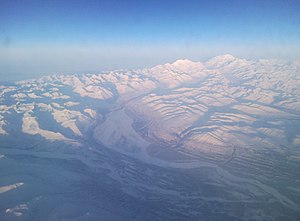 Blick über die Alaskakette, der Dall-Gletscher mündet in das Tal des East Fork Yentna River (Bildmitte links)