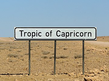 Una señal que marca el Trópico de Capricornio a su paso por Namibia.