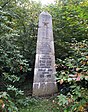 Sowjetische Stele auf dem Waldfriedhof Fulmecke an der Stelle des Massakers im Arnsberger Wald