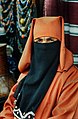 Marokkansk kvinne med hovud- og ansiktstørkle (niqab).
