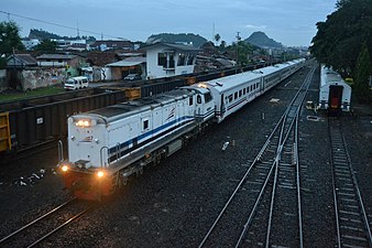 CC 204 08 01 menarik KA Sriwijaya tiba di Stasiun Tanjung Karang.