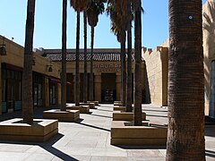 Au no 6706-6712 : Grauman's Egyptian Theatre (1922), architectes Meyer & Holler (en).