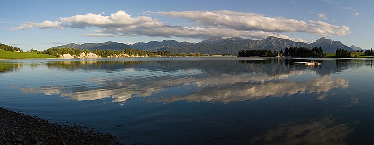 Панорама озера Форггензее в Баварии (Германия)