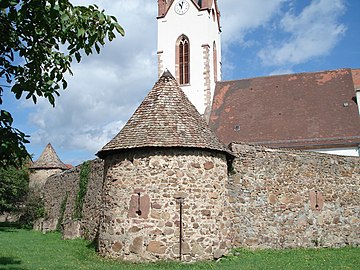Средневековая стена с башнями