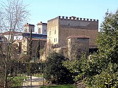 Le donjon Lacataye et les tours de l'église de la Madeleine.