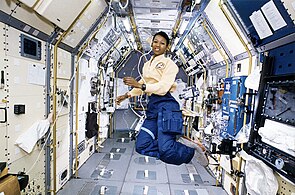 Mae Jemison dans l'espace en 1992.