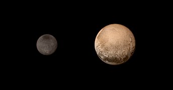 Image composite formée d'une photographie noir et blanc et colorisée avec les données obtenues par Ralph (Pluton à droite et Charon à gauche).
